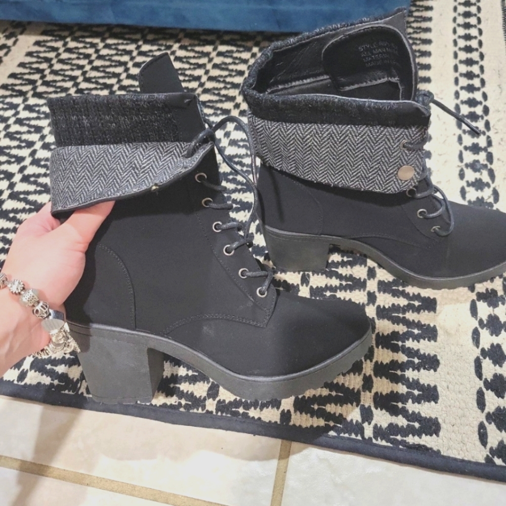 Combat boots